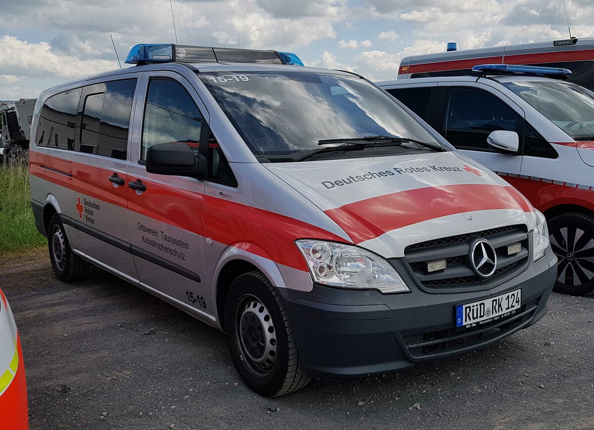 =MB Viano als Katastrophenschutzfahrzeug des DRK OV TAUNUSSTEIN abgestellt auf dem Parkplatzgel�nde der RettMobil 2022 in Fulda, 05-2022