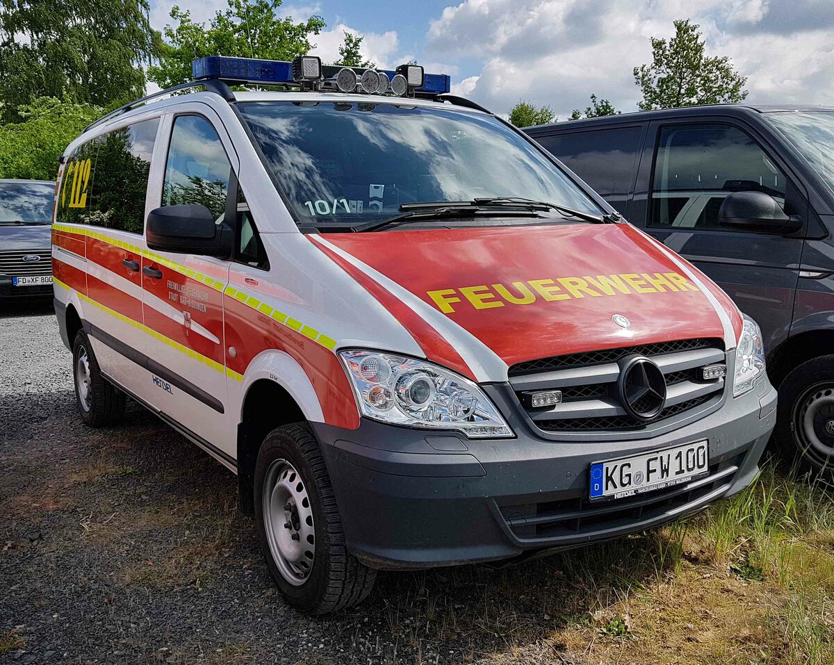 =MB Viano als Kommandowagen der Feuerwehr BAD KISSINGEN steht auf dem Parkplatzgel�nde der RettMobil 2022 in Fulda, 05-2022