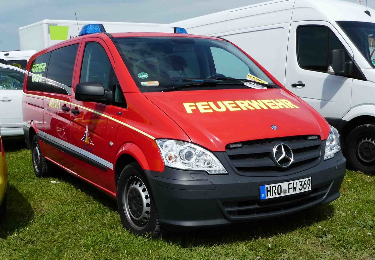 =MB Viano als MTW der Feuerwehr ROSTOCK, steht auf dem Parkplatz der RettMobil 2017 in Fulda, Mai 2017