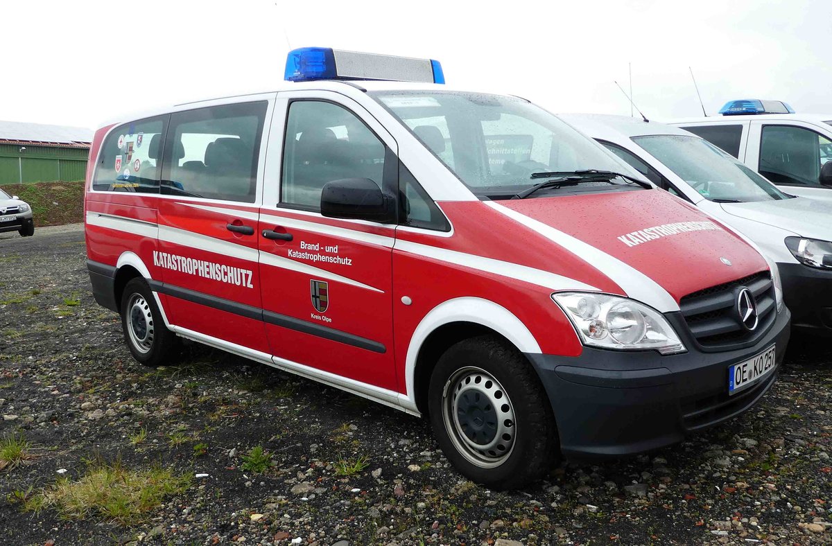 =MB Viano vom Brand- und Katastrohpenschutz des Kreises OLPE, gesehen auf dem Parkplatz bei der RettMobil 2017 in Fulda - Mai 2017