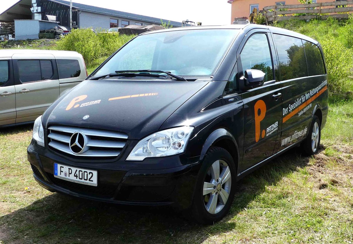 =MB Viano des Ausr�sters  Pfitzner  gesehen auf dem Parkplatz der RettMobil 2017 in Fulda, Mai 2017
