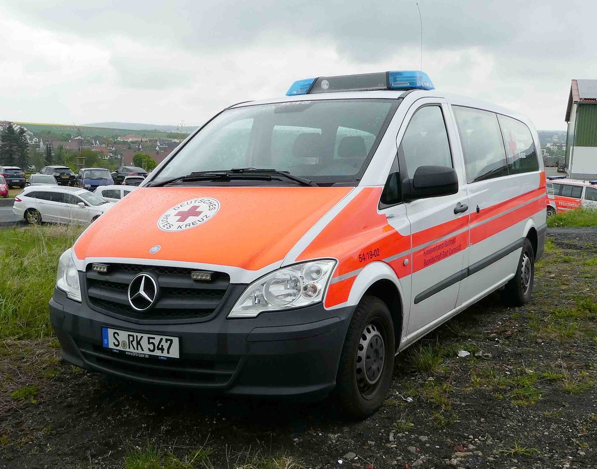 =MB Viano des DRK KV STUTTGART, gesehen auf dem Parkplatz bei der RettMobil 2017 in Fulda - Mai 2017