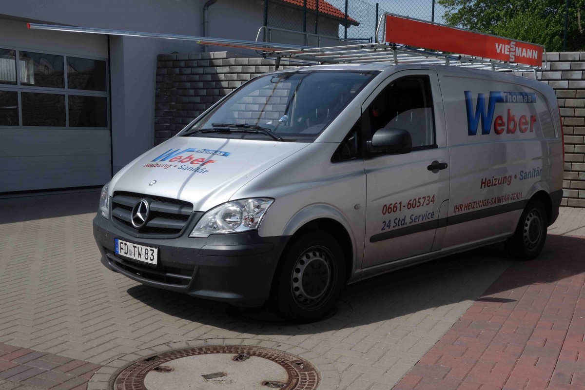 MB Viano des Heizungsbauers  Thomas Weber  steht im Mai 2015 auf einer Baustelle in 36100 Petersberg-Marbach