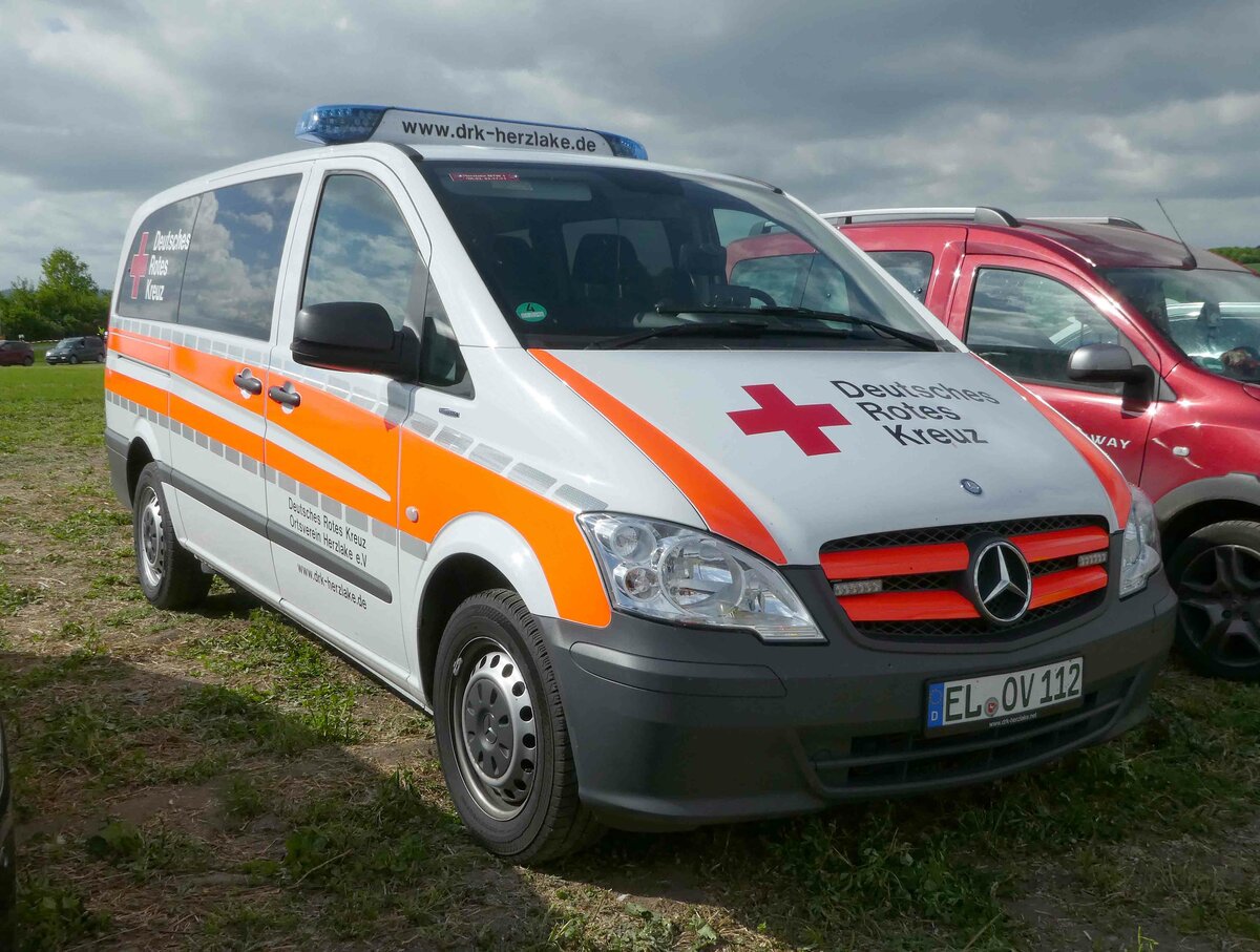 =MB Viano vom DRK OV HERZLAKE, abgestellt auf dem Parkplatz der RettMobil im Mai 2022