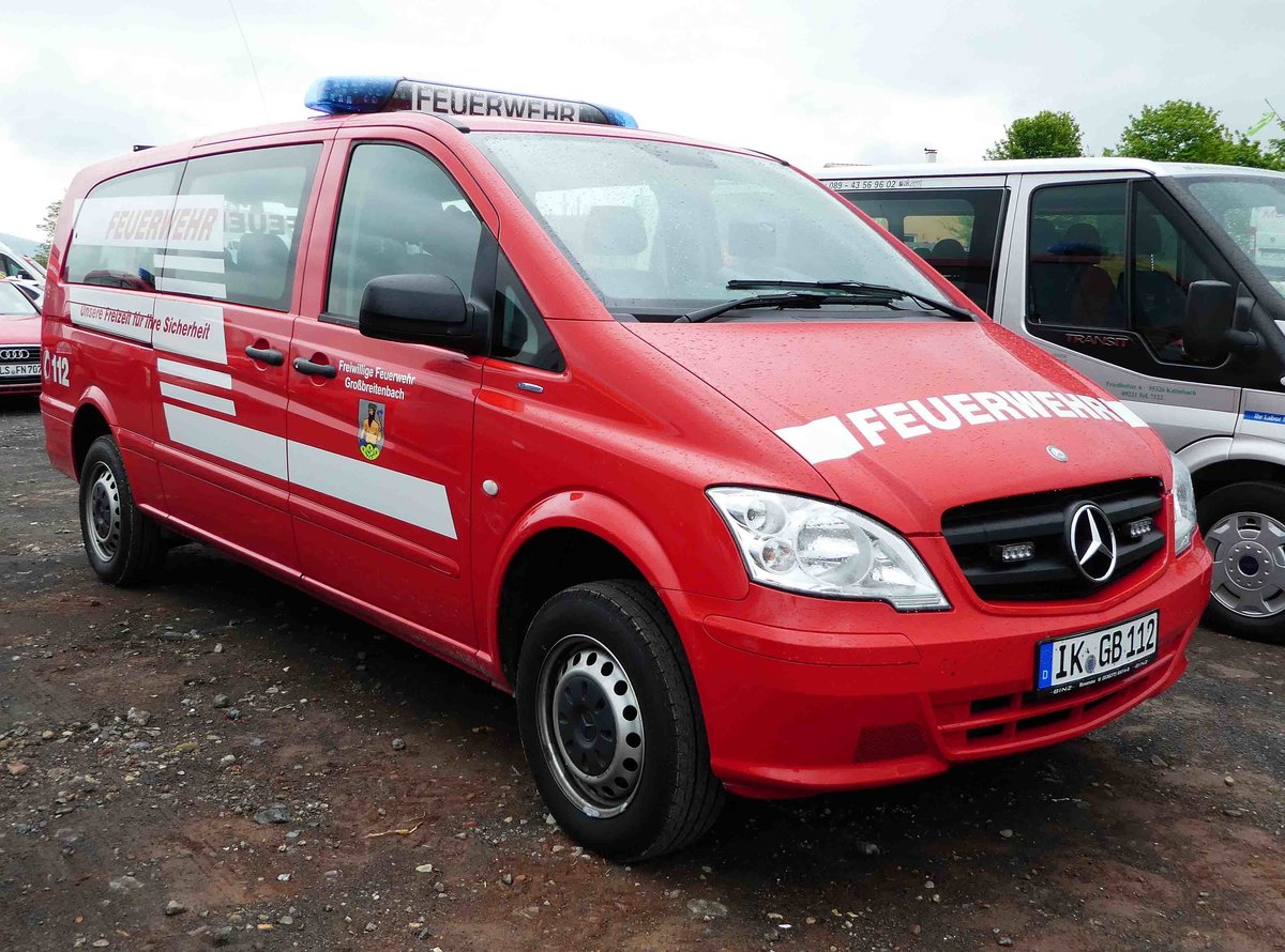 =MB Viano der Feuerwehr von GRO�BREITENBACH, gesehen auf dem Parkplatz bei der RettMobil 2017 in Fulda - Mai 2017