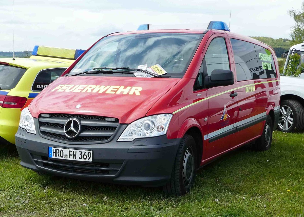 =MB Viano der Feuerwehr ROSTOCK, gesehen bei der RettMobil 2017 in Fulda - Mai 2017