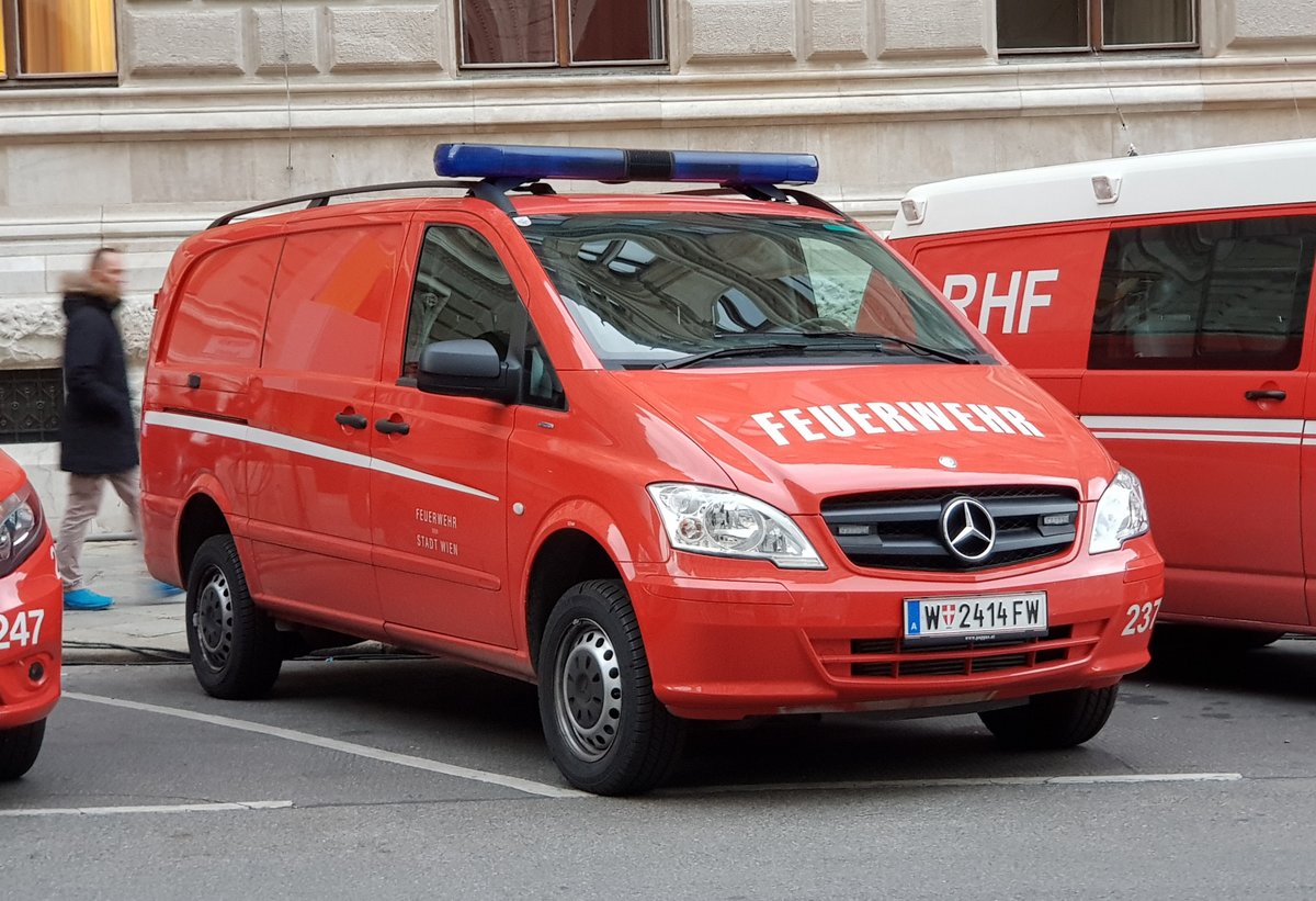 =MB Viano der Feuerwehr der Stadt Wien, abgestellt in der N�he eines Adventsmarktes im November 2019