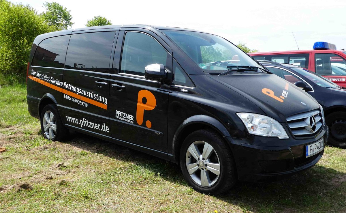 =MB Viano der Firma  Pfitzner  abgestellt auf dem Parkplatz der RettMobil 2017 in Fulda, Mai 2017