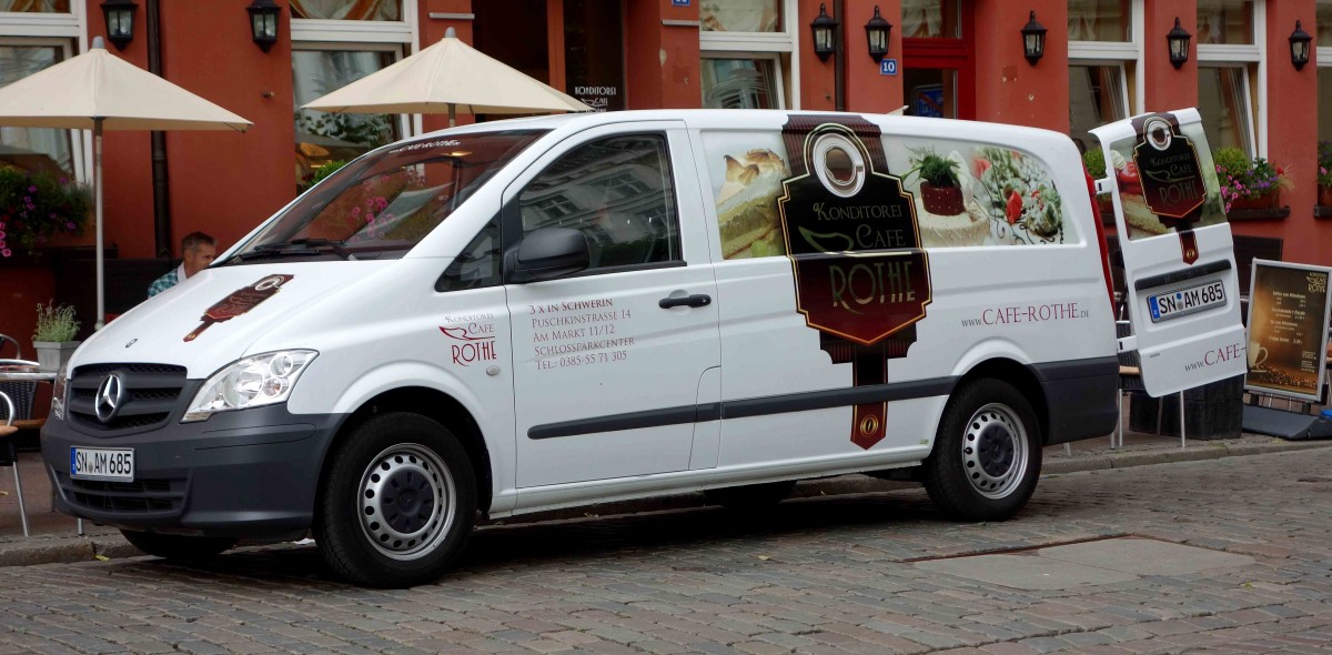 MB Viano von  Konditorei Cafe ROTHE  steht zur Entladung in Schwerin, August 2014