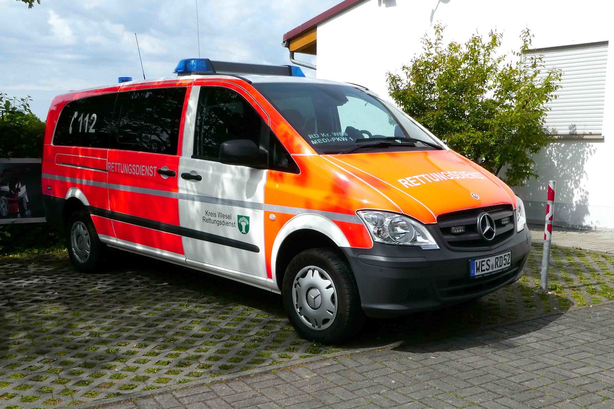 =MB Viano vom Rettungsdienst Kreis WESEL steht auf dem Parkgel�nde der RettMobil Fulda, Mai 2017