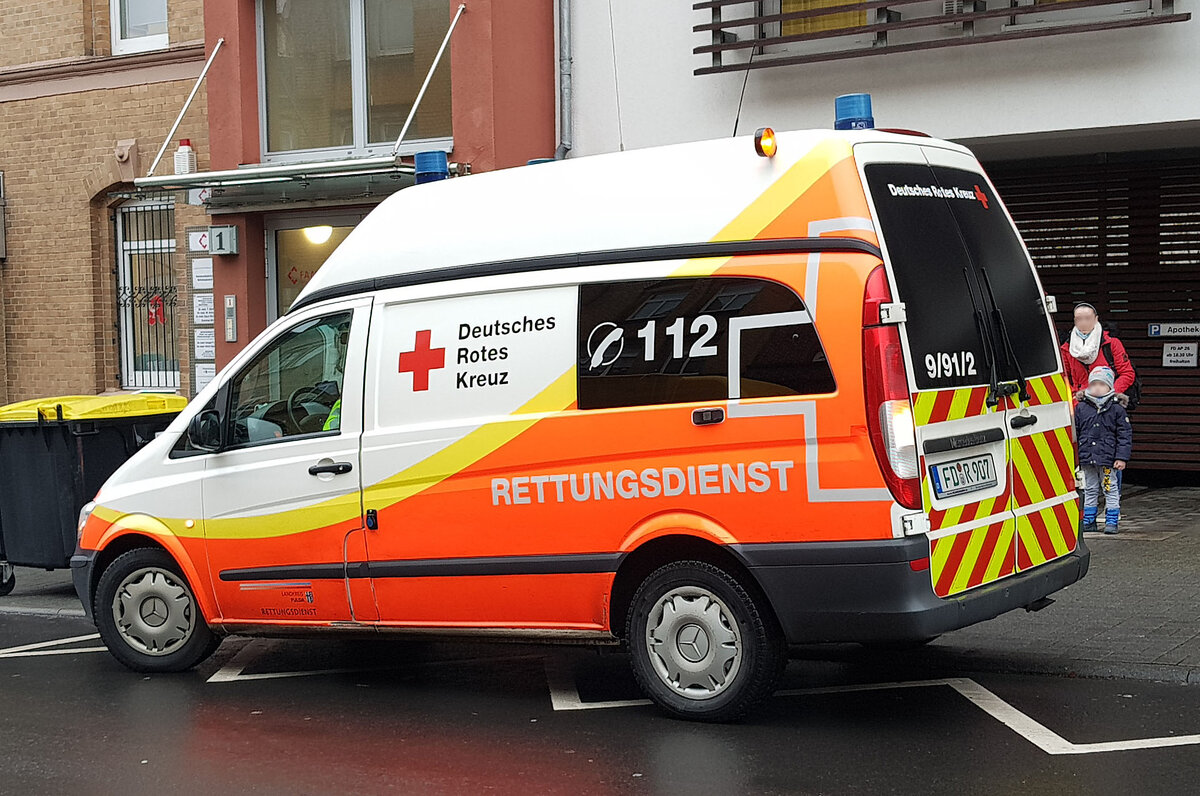 =MB Viano Rettungsdienstfahrzeug des DRK unterwegs in Fulda im Dezember 2021