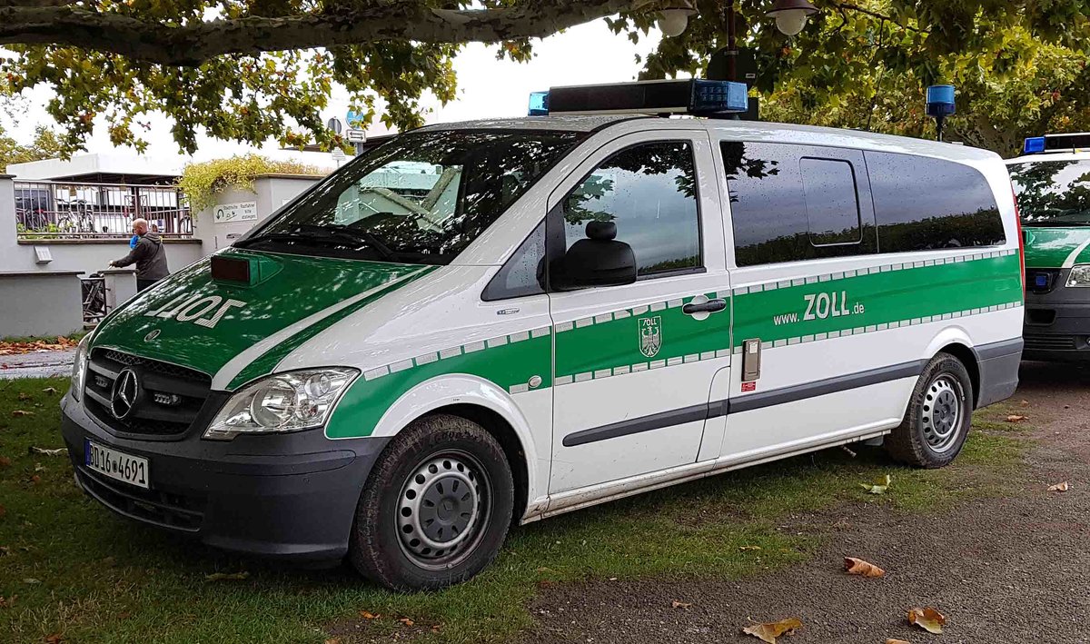 =MB Viano der Zollverwaltung steht im Oktober 2019 am Bahnhof Radolfzell