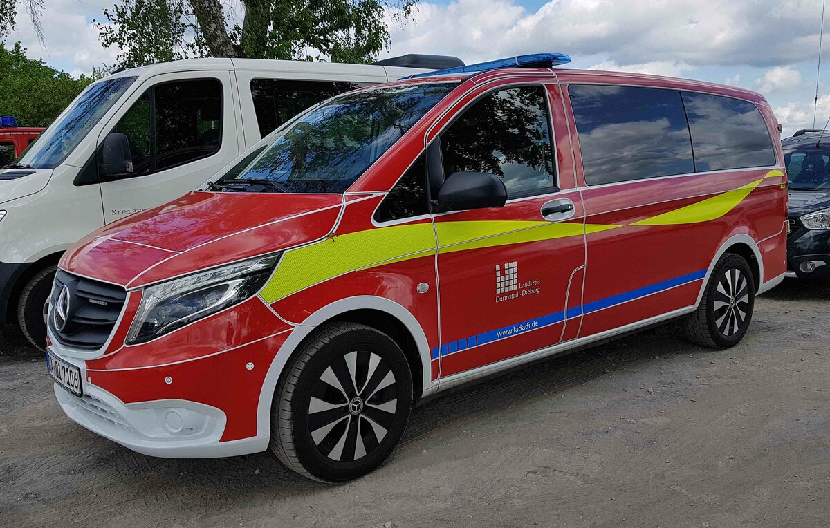 =MB Vito als Feuerwehrfahrzeug vom Landkreis DARMSTADT-DIEBURG steht auf dem Parkplatzgelände der RettMobil 2022 in Fulda, 05-2022
