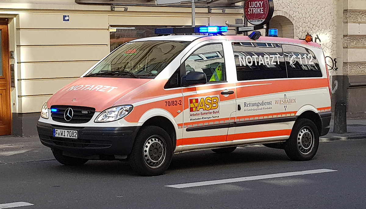 =MB Vito als Notarztfahrzeug des ASB bei einem Feuerwehreinsatz in Wiesbaden, Juni 2019
