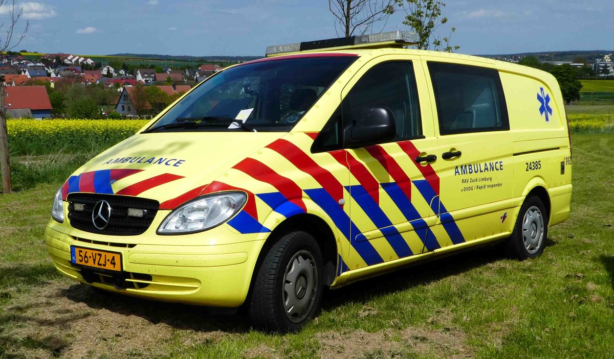=MB Vito vom Ambulance RAV Zuid Limburg, abgestellt auf dem Parkplatz der RettMobil 2017 in Fulda - Mai 2017