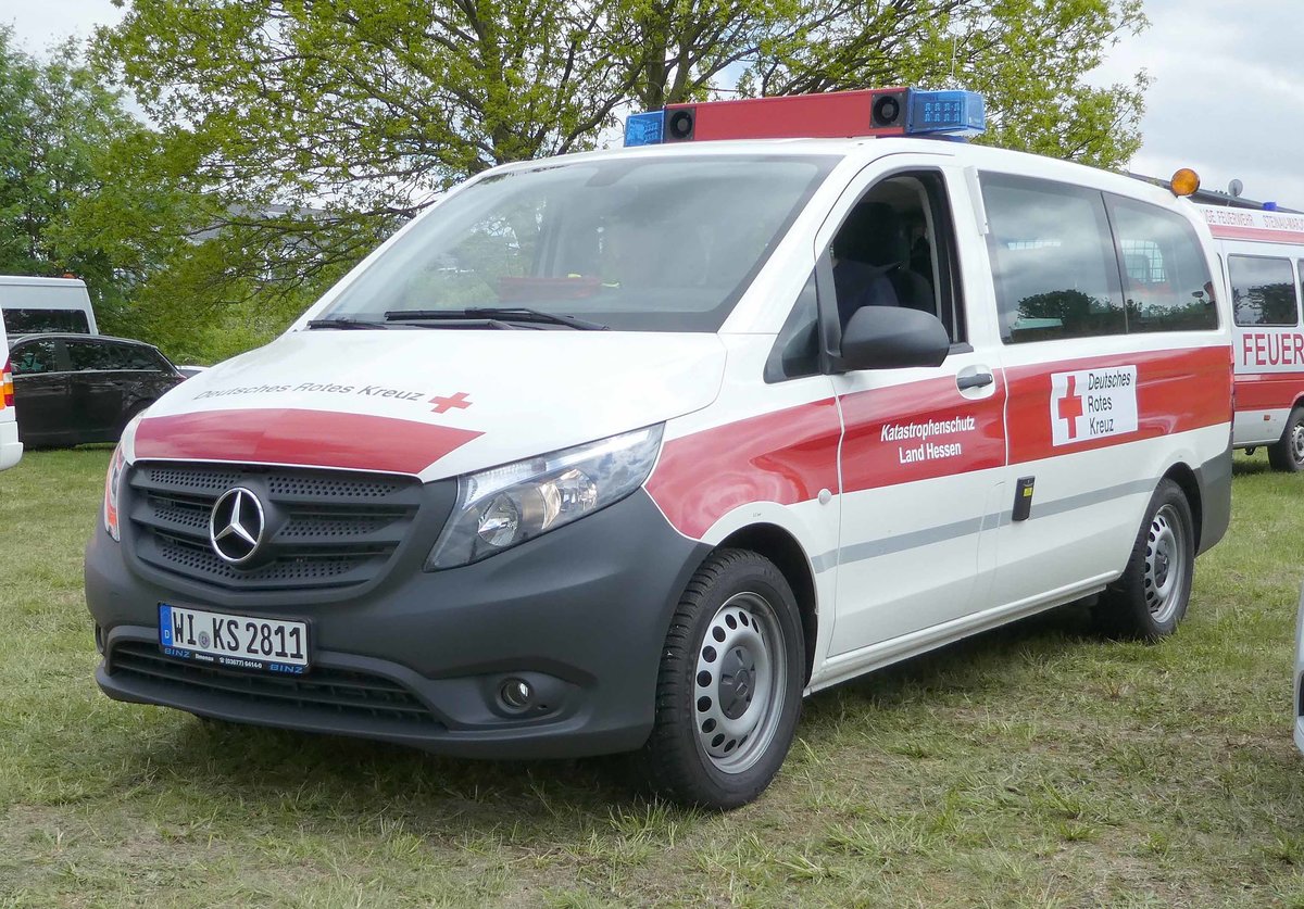 =MB Vito vom DRK als Katastrophenschutzfahrzeug Land Hessen, steht auf dem Besucherparkplatz der Rettmobil 2019 in Fulda, 05-2019