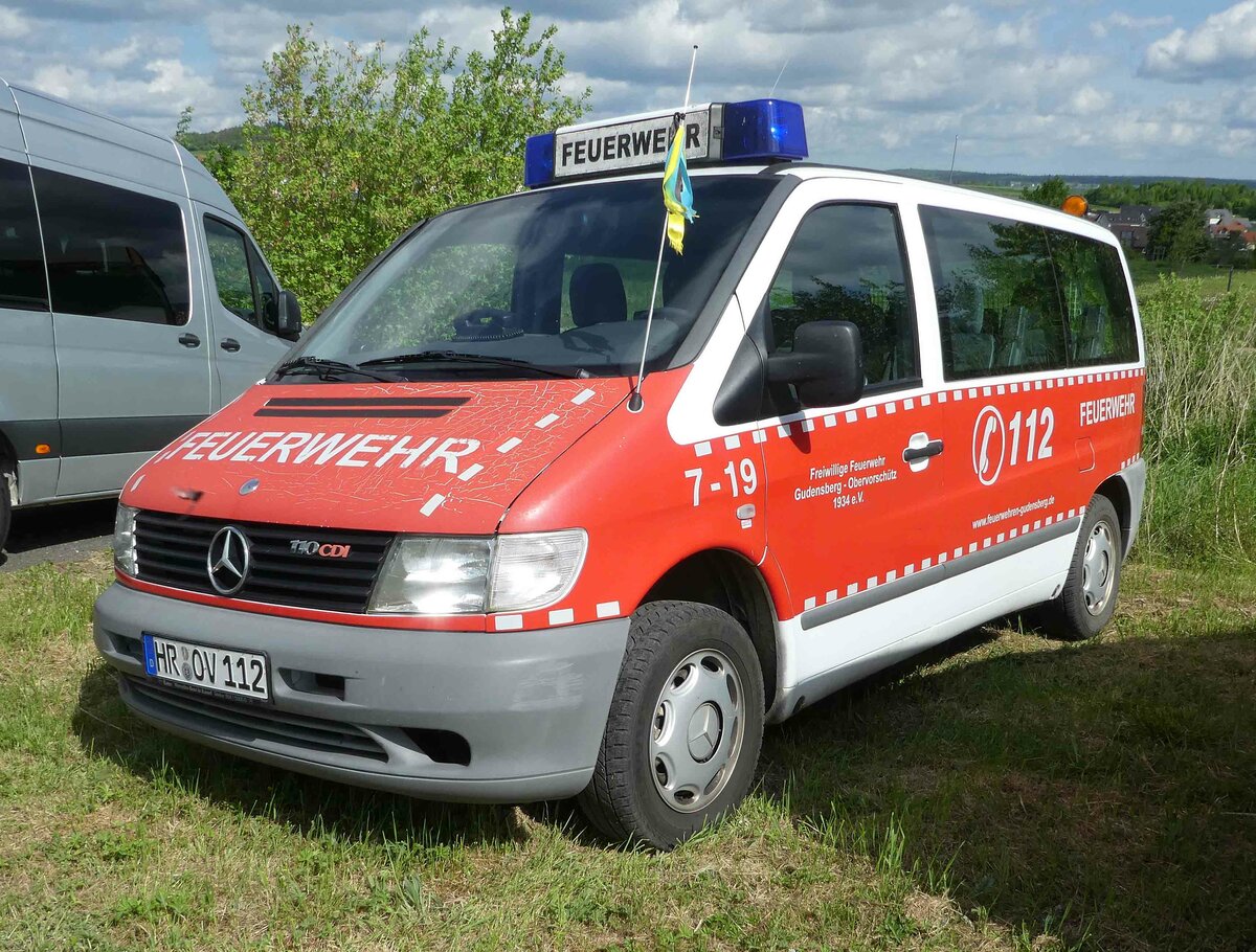 =MB Vito, Mannschaftstransportwagen der Feuerwehr GUDENSBERG-OBERVORSCHÜTZ, steht auf dem Parkplatz der RettMobil im Mai 2022