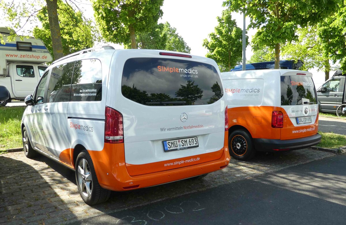 =MB Vito und VW Caddy des Ausstellers SIMplemedics, abgestellt auf dem Parkplatz der RettMobil 2022 in Fulda