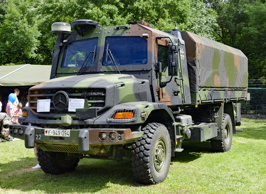 MB Zetros 1833,  geschütztes Transportfahrzeug  beim Tag der Bundeswehr in Hürth - 10.06.2017