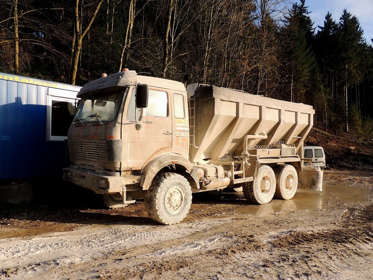 MB2635 mit Kalkstreuaufbau wartet auf die nächste Silowagenlieferung; 141121