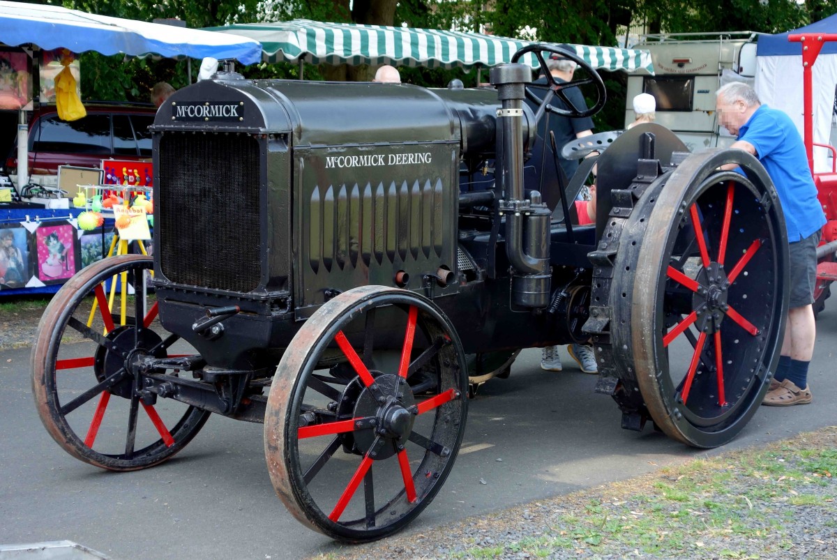 Mc Cormick Deering wurde gerade abgeladen. Gesehen bei der Oldtimerausstellung in Gudensberg, Juli 2015