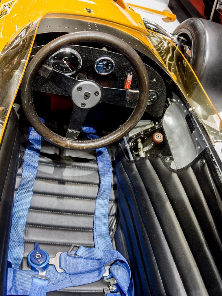 McLaren M7C Formel 1 Wagen aus dem jahr 1969. Hier wurde das Interieur aufgenommen. Links ist das 5 gängige Hewland DG300 Schaltgetriebe zu sehen. Autosalon Genf 2014