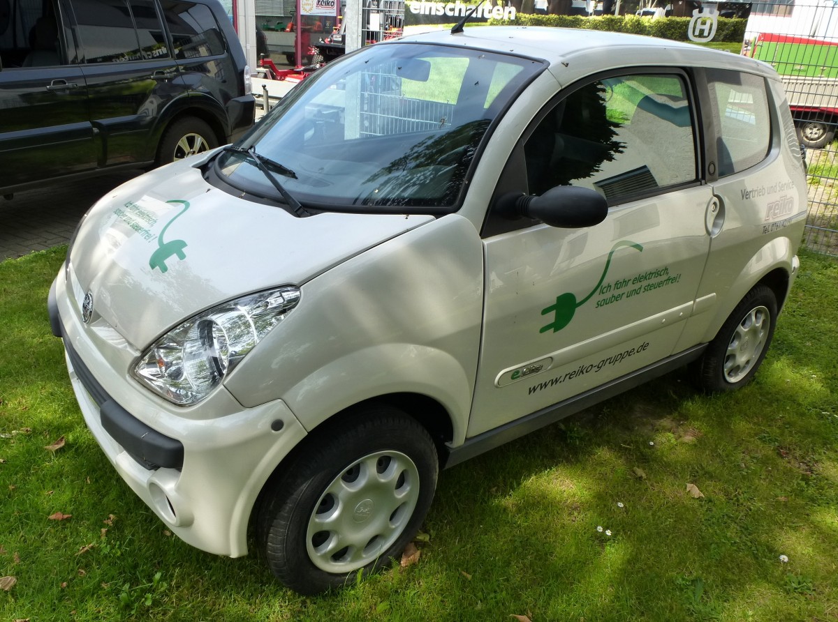 Mega, franzsisches Elektrofahrzeug der Firma AIXAM, Juli 2013