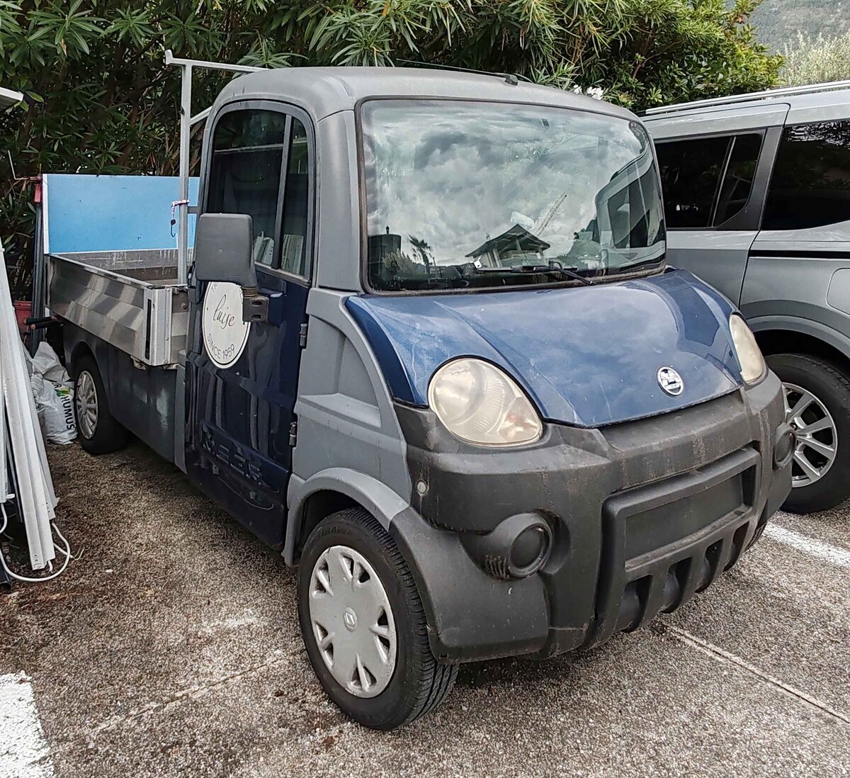 =Mega, steht im September 2025 auf einem Hotelparkplatz