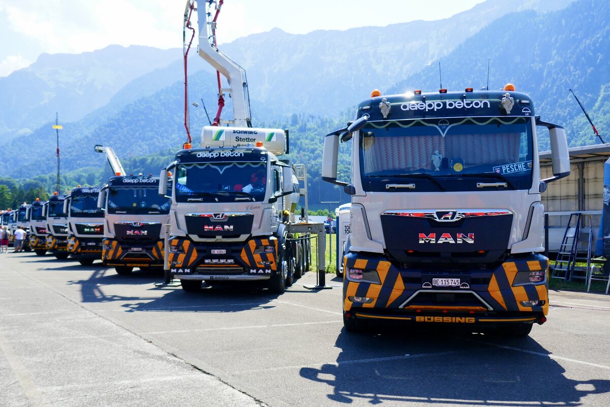 Mehrere MAN von Daepp Beton am 27.6.26 beim Trucker Festival Interlaken.