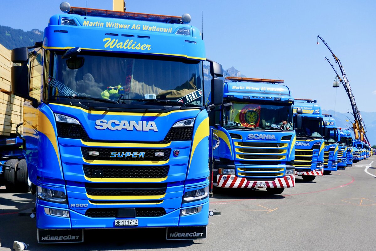 Mehrere Scanias von Martin Wittwer am 27.6.26 beim Trucker Festival in Interlaken.
