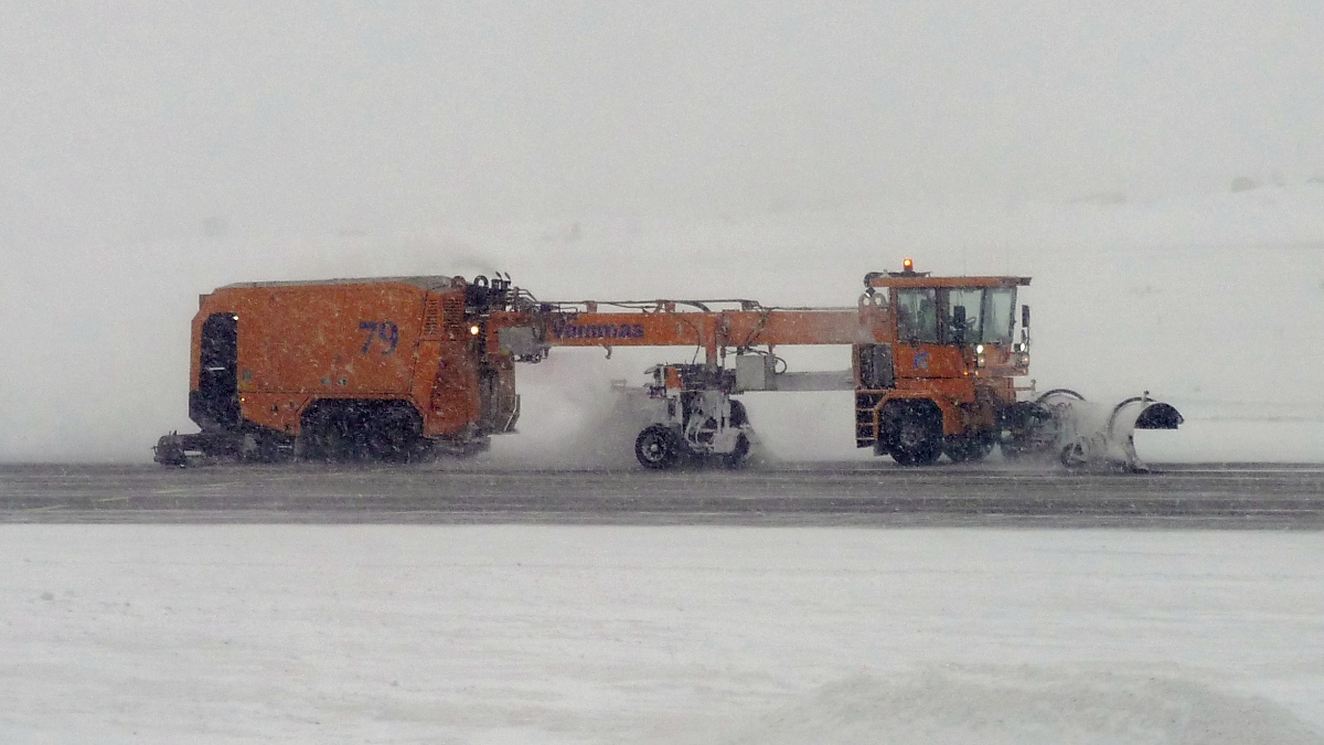 Mehrere Schneeräumer fahren im  Formationsflug  zur Pistenreinigung über die Startbahn am Flughafen Helsinki-Vantaa, 4.3.13