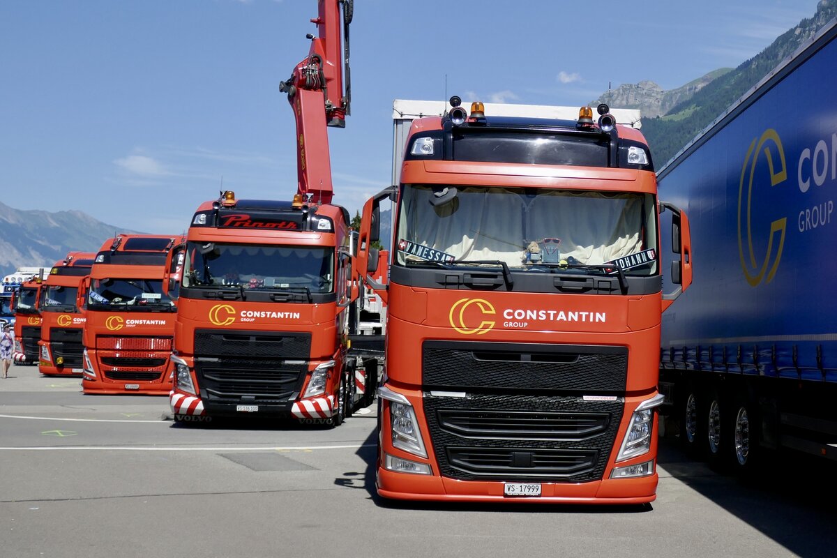 Mehrere Volvo der Constantin Group am 26.6.22 beim Trucker Festival in Interlaken.