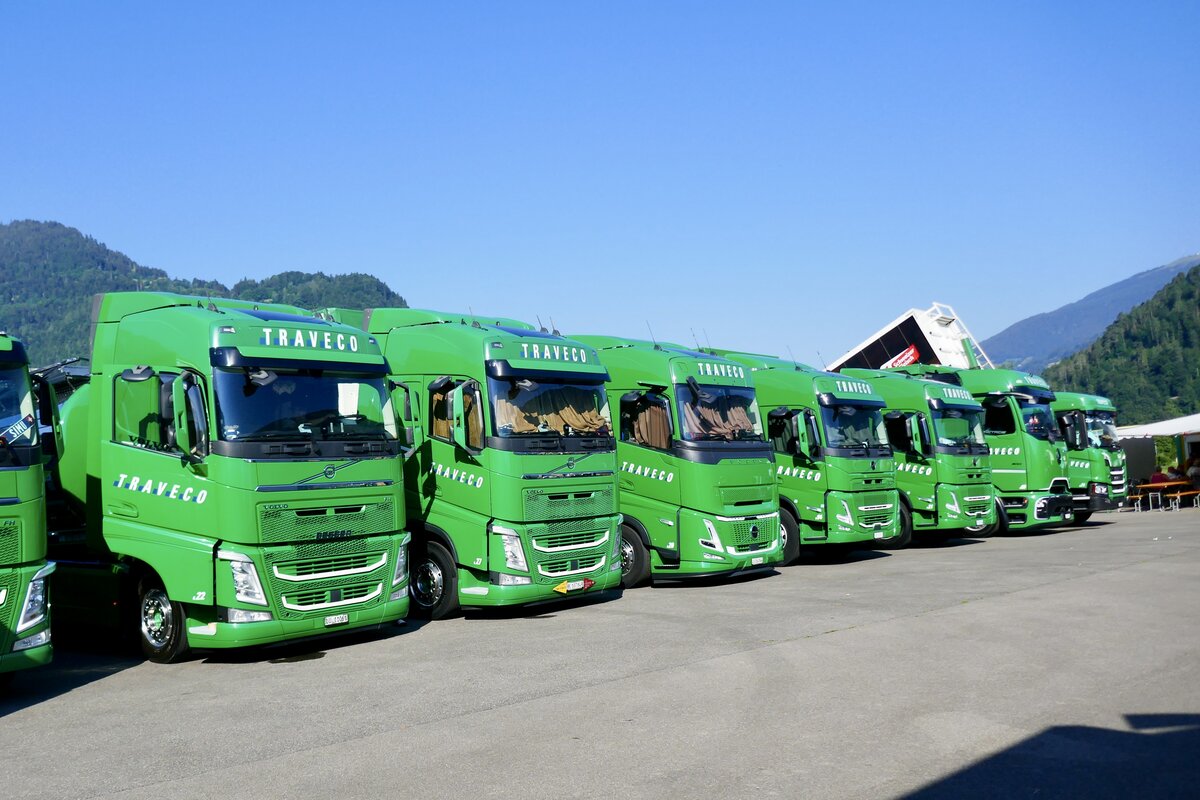 Mehrere Volvo und weitere LKW von Traveco am 27.6.26 beim Trucker Festival Interlaken.