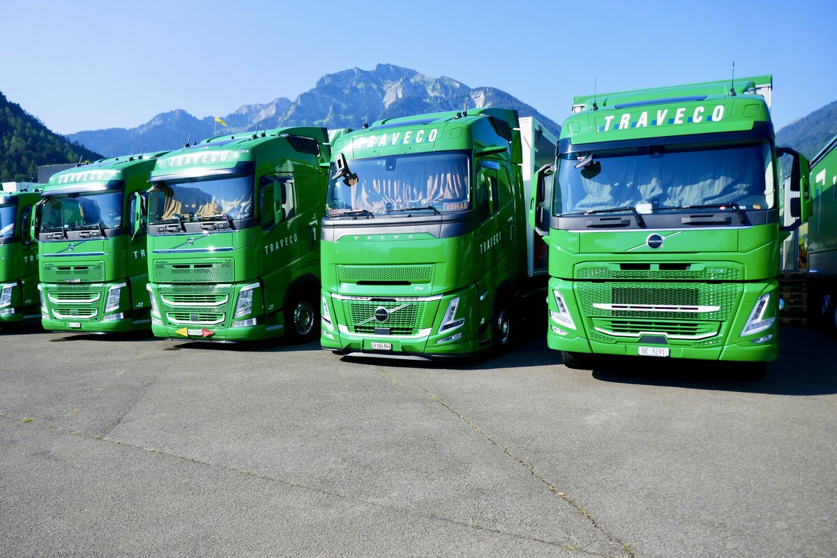 Mehrere Volvos von Traveco am 27.6.26 beim Trucker Festival Interlaken.
