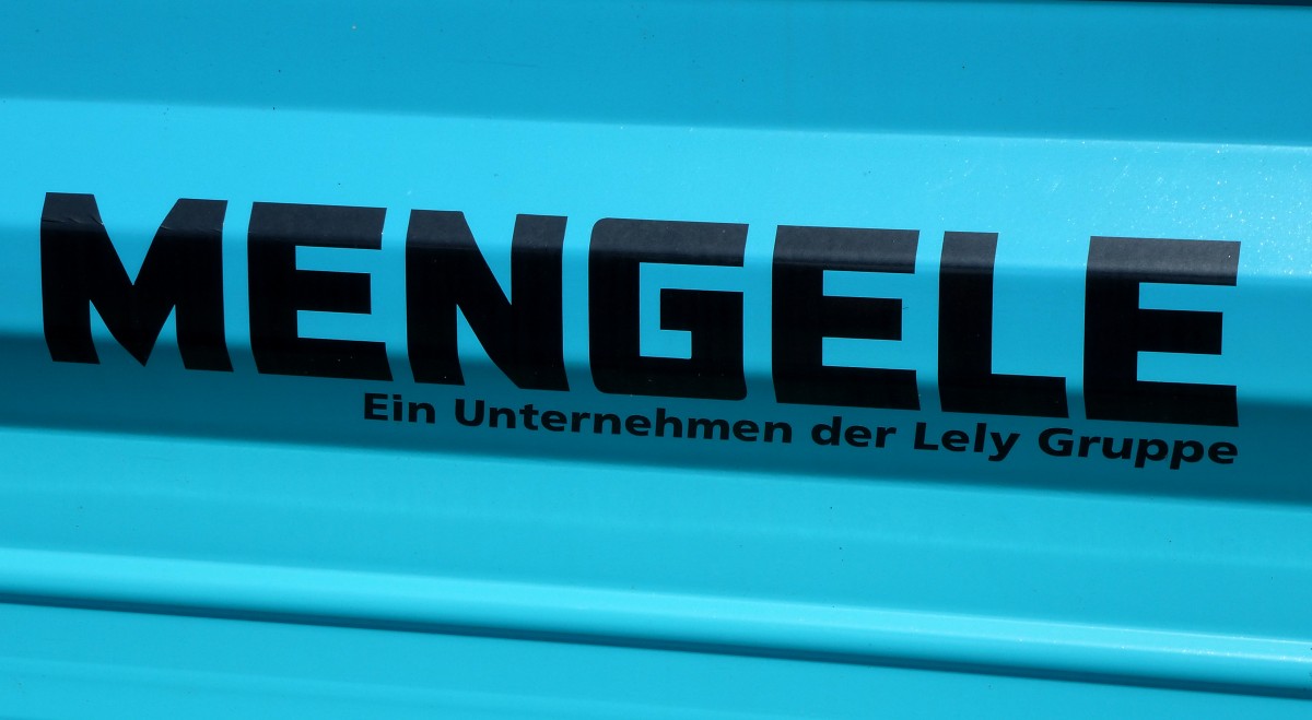 Mengele, Schriftzug an einem Ladewagen, die Agrartechnikfirma wurde 1871 in Gnzburg gegrndet, gehrt heute zur Lely Agrartechnik GmbH, produziert werden u.a. Ladewagen, Muldenkipper und Feldhcksler, Dez.2015 