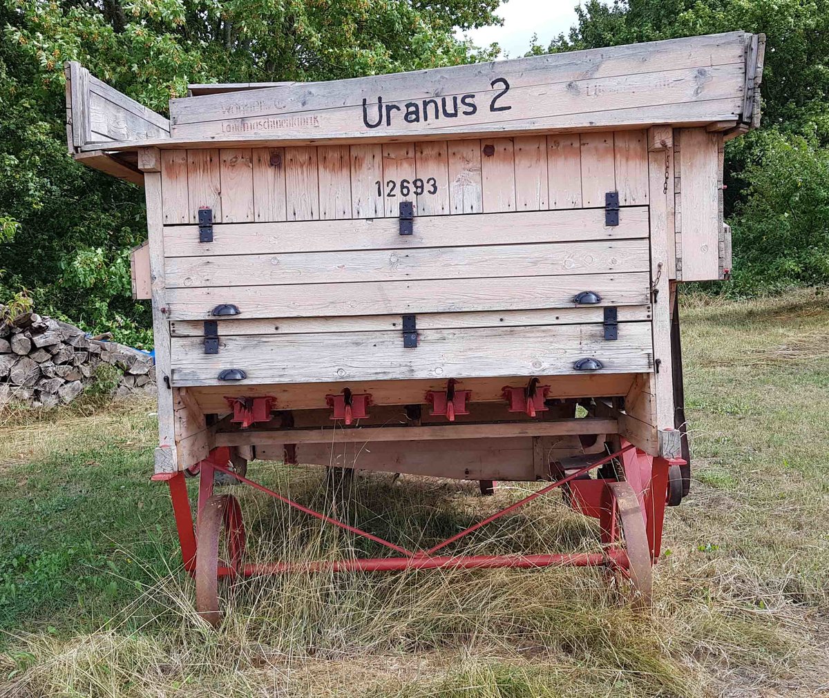=Mengele Uranus 2-Dreschmaschine, gesehen bei Hünfelden im August 2020