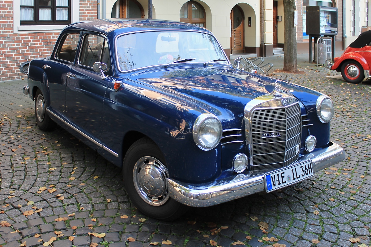 Mercedes 180 D auf dem Rathausplatz in St. Tönis, 12.10.14