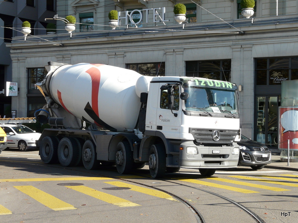 Mercedes Actros Betonmischer unterwegs in der Stadt Zrich am 18.10.2013