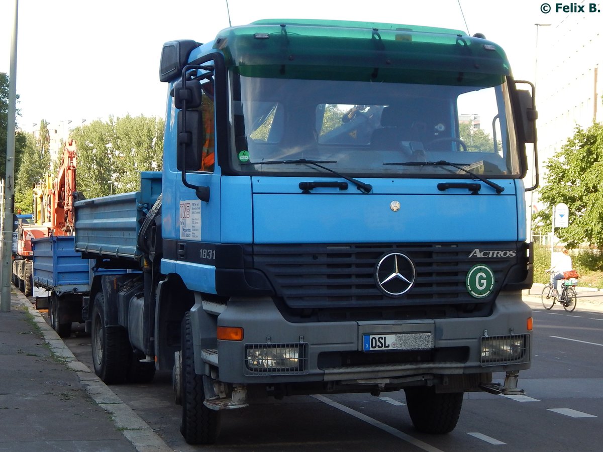 Mercedes Actros mit Pritschenaufbau in Berlin am 07.06.2016