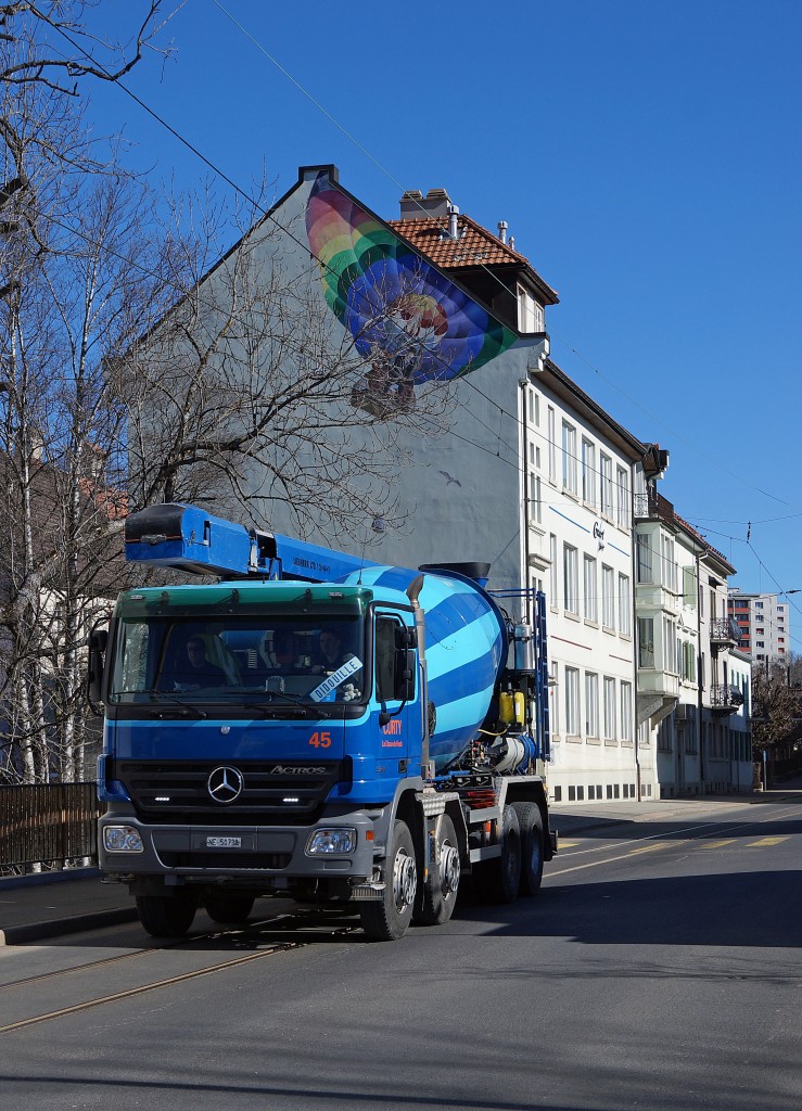 MERCEDES: Am 12. März 2015 wurde der Mercedes Actros Betonmischer beim Passieren der CJ-Strassenbahnstrecke bei La Chaux de Fonds fotografiert.
Foto: Walter Ruetsch