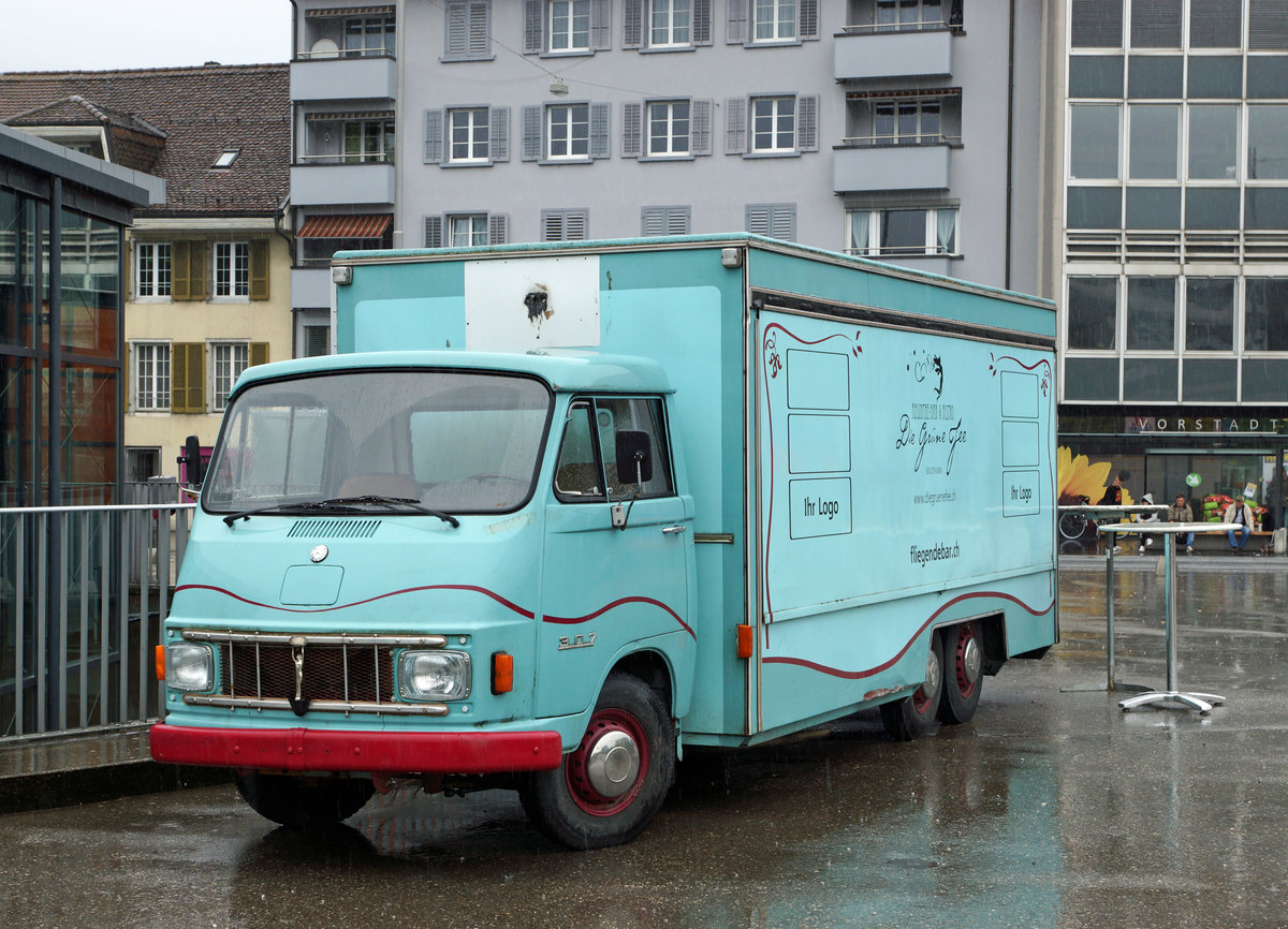 MERCEDES: Am 13. Mai 2016 in der Solothurner Vorstadt unterwegs war mit der  GRÜNEN FEE  ein sehr selten gewordener Mercedes Lieferwagen mit drei Achsen.
Foto: Walter Ruetsch