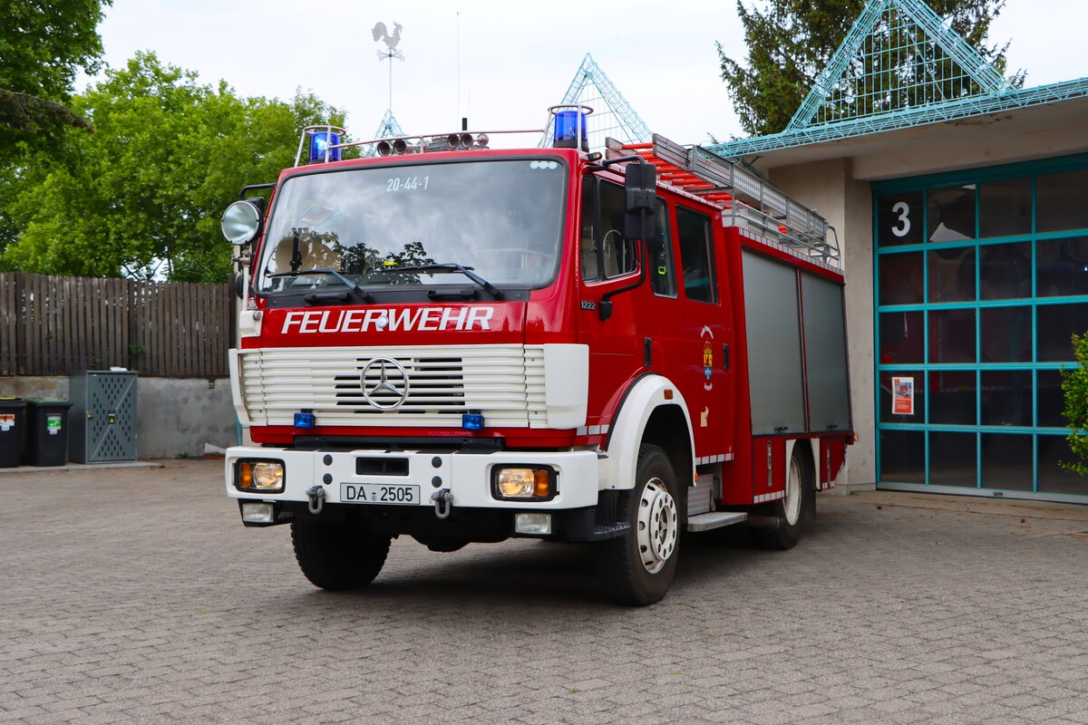 Mercedes Benz 1222 LF16/12 (Florian Darmstadt 20-44-1) Feuerwehr Darmstadt Eberstadt am 30.05.26 bei einen Fototermin. Danke f�r das tolle Shooting