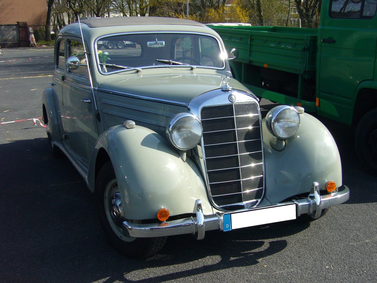Mercedes Benz 170 S-V (W136 VIII), gebaut von 1953 bis 1955. Die Modelle 170 S-V und 170 S-D liefen bis 1955 noch paralell zum 1953 eingeführten Modell W120 (Ponton). Sie waren quasi das Sparmodell von Mercedes Benz. Insgesamt wurden von dieser Modellreihe noch 3.002 Limousinen und 120 Fahrgestelle verkauft. Das Dieselmodell verkaufte sich mit 11.800 Limousinen und 3.087 Fahrgestellen wesentlich besser. Oldtimertreffen an Mo´s Bikertreff in Krefeld am 24.03.2019.