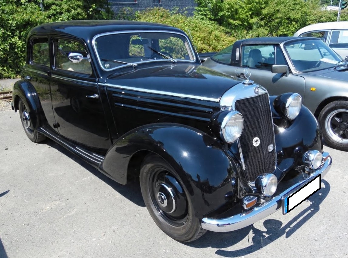 Mercedes Benz 170 S-V (W136 VIII), gebaut in den Jahren von 1953 bis 1955. Die Modelle 170 S-V und 170 S-D liefen bis 1955 noch parallel zum bereits 1953 eingef�hrten Modell W120 (Ponton). Sie waren quasi das  Sparmodell  von Mercedes Benz. Insgesamt wurden von dieser Modellreihe noch 3.002 Limousinen und 120 Fahrgestelle verkauft. Angetrieben wird der Wagen von einem Vierzylinderreihenmotor, der aus einem Hubraum von 1767 cm� serienm��ig 45 PS leistet. Dieser Wagen leistet allerdings 52 PS. Die H�chstgeschwindigkeit wurde von Mercedes Benz mit 116 km/h angegeben. 18. Oldtimerfestival an der  Alten Dreherei  in M�lheim an der Ruhr am 20.06.2026.