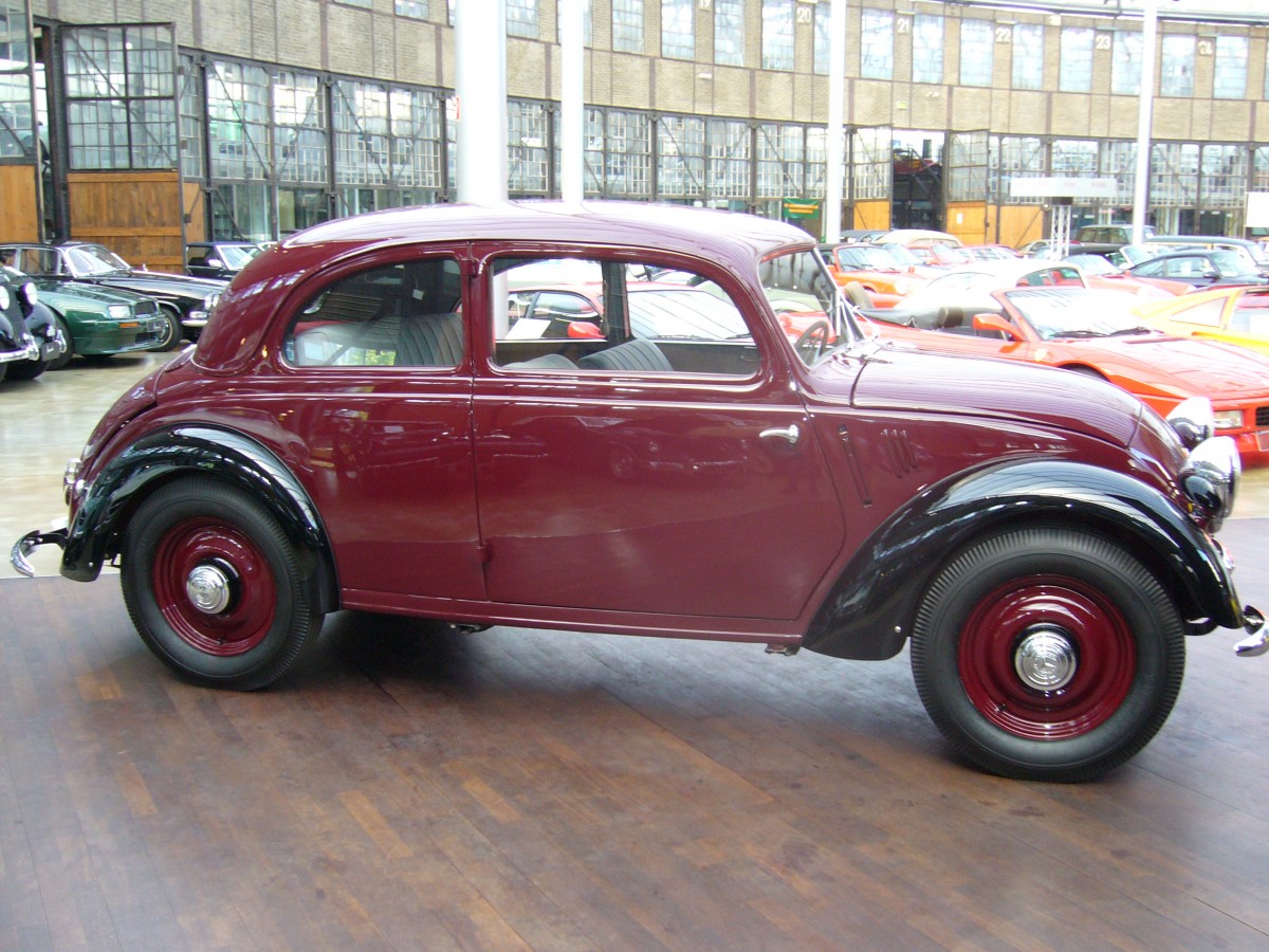 Mercedes Benz 170H (W28). 1936 - 1939. Der 170H basierte auf dem Typ 130, hatte aber den gleichen Motor wie der 170V. Der 4-Zylinderreihenmotor leistet 38 PS aus 1.697 cm Hubraum. Mit 4.350,00 Reichsmark kostete der 170H 600,00 Reichsmark mehr wie sein Pendant mit Frontmotor. Classic Remise Dsseldorf am 15.09.2013.