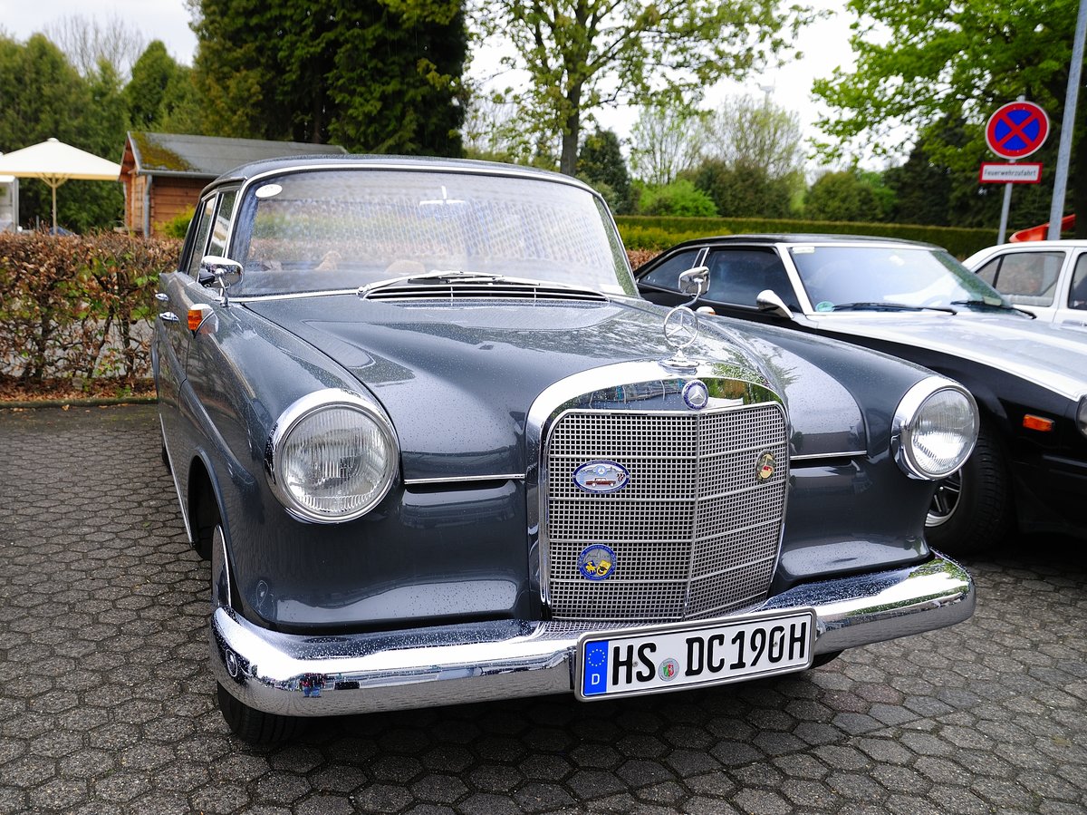 Mercedes-Benz 190D (W 110), beim „Frühlingserwachen“ der Oldtimer-Interessengemeinschaft Grenzland, am 1.5.2017. Geilenkirchener Sportpark Loherhof.