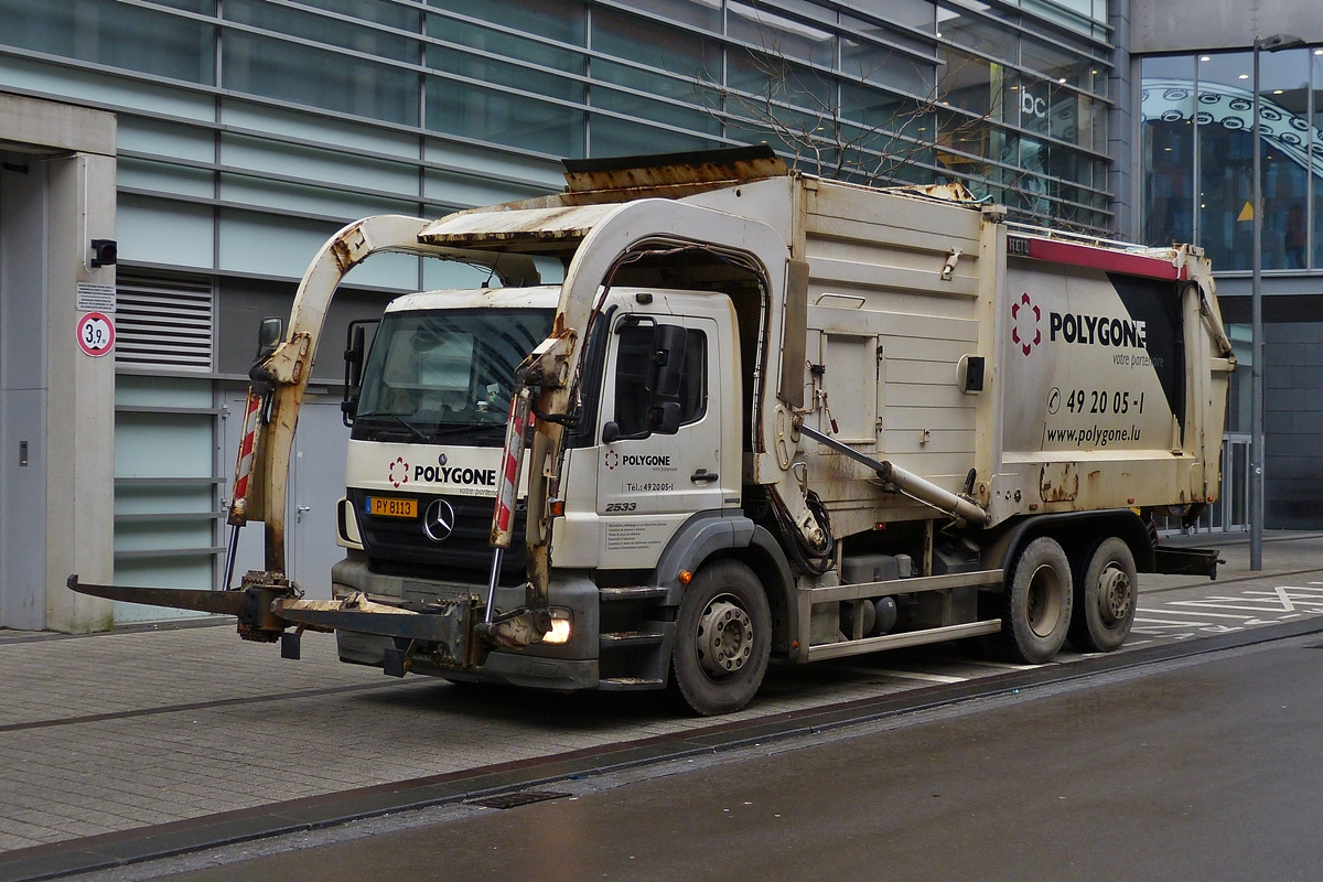 Mercedes Benz 2533 Müllfahrzeug, wartet mit geöffneten Greifarmen auf den nächsten Müllcontainer. 03.2020