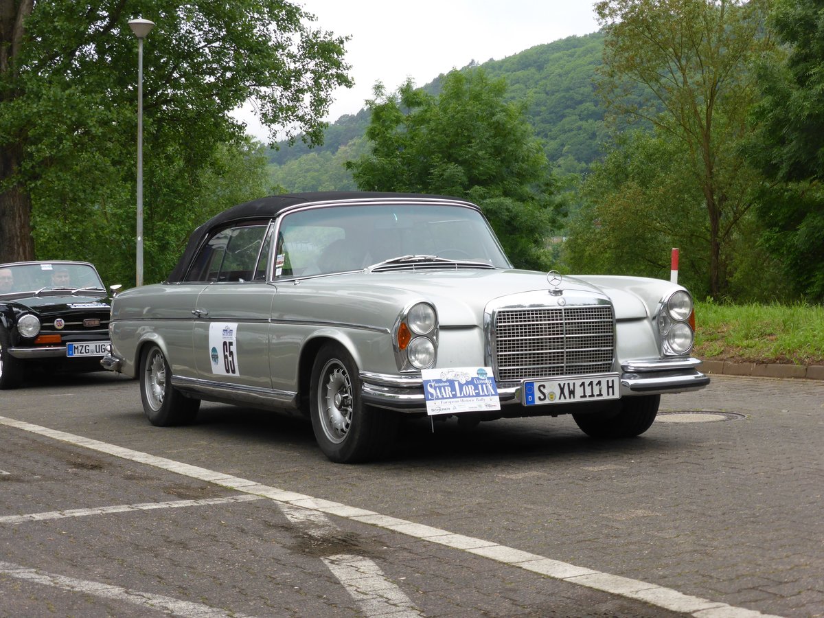Mercedes-Benz 280 SE (Baujahr 1969) bei der Internationalen Saar-Lor-Lux Classique. Start zum zweiten Tag am 28.05.2016 in Trier.
