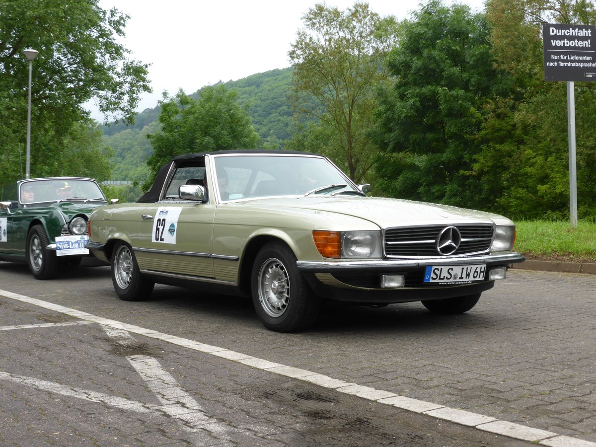 Mercedes-Benz 280 SL (Baujahr 1969) bei der Internationalen Saar-Lor-Lux Classique. Start zum zweiten Tag am 28.05.2016 in Trier.