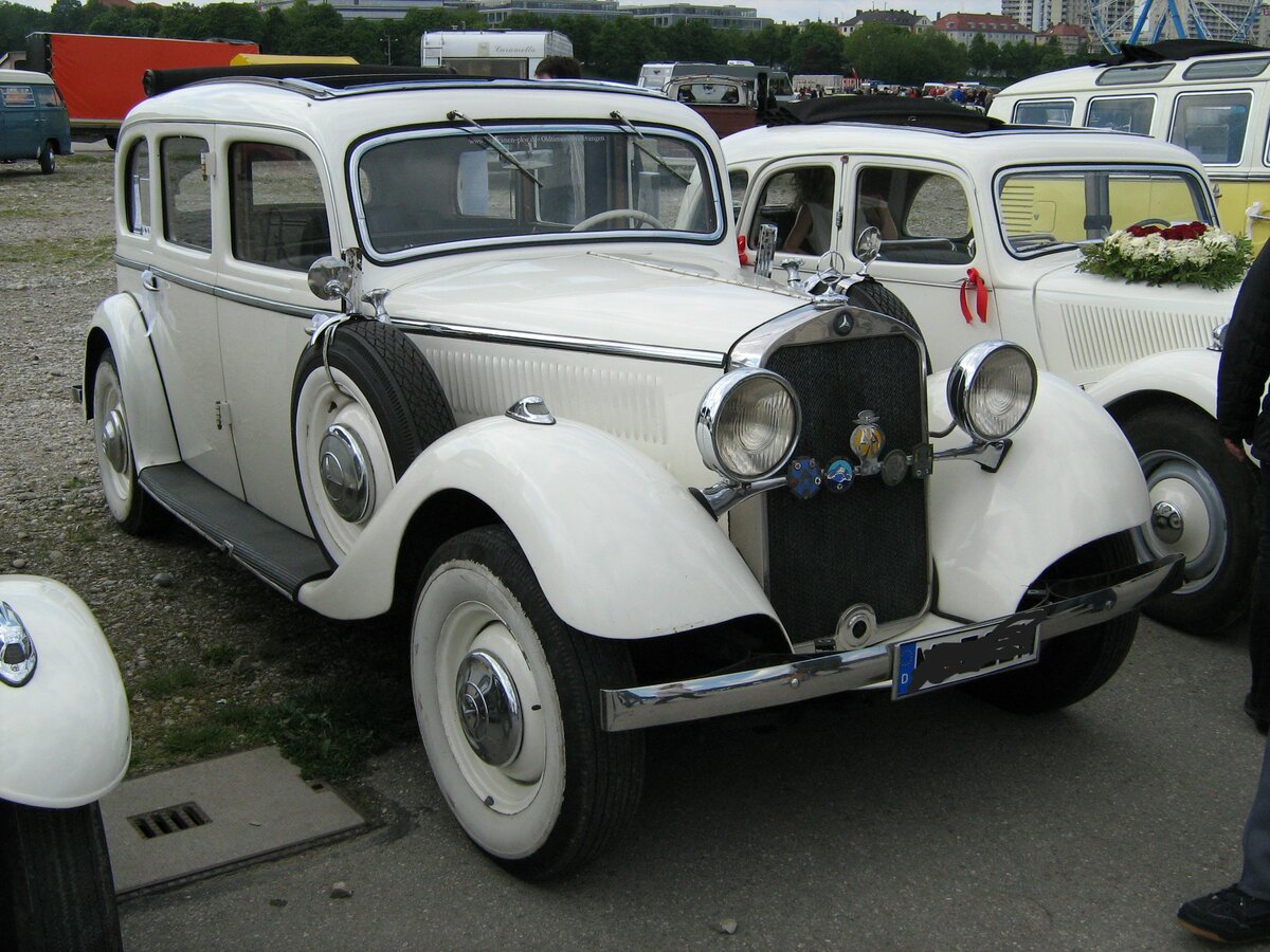 Mercedes-Benz 320 Pullman (1937-38) der Baureihe W 142 II, aufgenommen Mai 2014 beim Oldtimertreffen auf Theresienwiese in München 
